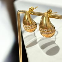 أقراط بتصميم مستوحى من بوتيغا مزينة بصفين من أحجار...