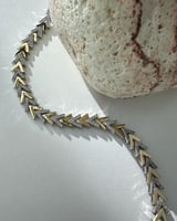 اسوارة موديل v ذهبي مع فضي . MB-254