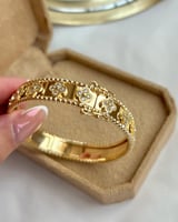 سوار مستوحى من فان كليف مع خاتم مطلي ذهب عيار 18 ....