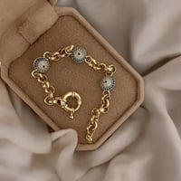 سوار جنزير مع ثلاث عيون زرقاء مطلي ذهب. MB-156