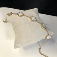 سوار بتصميم زهرة فان كليف البيضاء لون ذهبي. MB-039