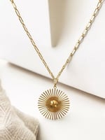 سلسال طويل مع تعليقة بشكل شمس مطلي ذهب. MN-075