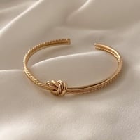 سوار صلب مع عقدة مطلي ذهب. MB-126