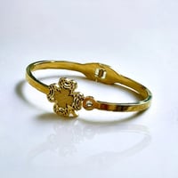 سوار تيتانيوم صلب لون ذهبي وتصميم مميز على شكل ورد...