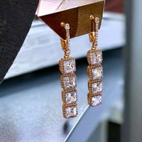 أقراط أذن لون ذهبي مرصعة بأحجار الكريستال ME-020