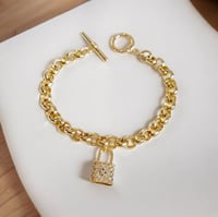 سوار جنزير مع تعليقة بشكل قفل مرصع بالألماس مطلي ذ...