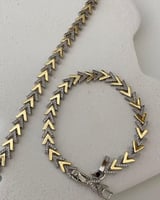 طقم من سلسال وأسوارة موديل V لون ذهبي مع فضي. MS-0...