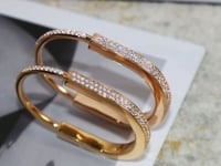 سوار موديل تيفاني مرصع بالزركون مطلي ذهب. MB-161