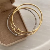 مجموعة من ثلاث اساور ذهبية وفضية مقاس كبير (قطرها...