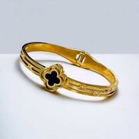 سوار مع حجر اسود على شكل وردة لون ذهبي. MB-044