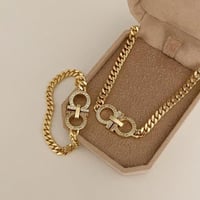 طقم مؤلف من قطعتين مطلي ذهب مع قفل بشكل دائرتين. M...