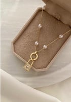 سلسال مع حبات اللولو وقفل مرضع بالألماس مطلي ذهب....