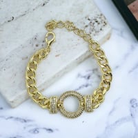 جنزير مع قلادة بشكل دائرة مرصعة بالألماس لون ذهبي....