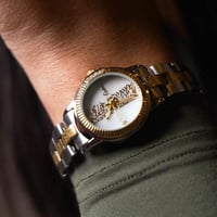 ساعة نسائي كاتيرا زخارف عربية بلون فضي وذهبي