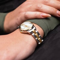 ساعة نسائي كاتيرا زخارف عربية بلون فضي وذهبي