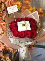 شوكولاته باتشي وسط بوكيه ورد جوري أحمر طبيعي