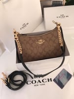 بنى مع حزام اسود