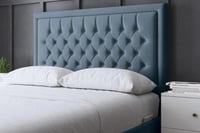 سرير كلاسيكي مع ديكور أمامي بقماش مخمل