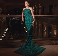 فستان سهرة مع تدرج اللوان المرجان مع فتحات جانبية...