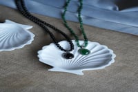 عقد وتعليقه حجر الكالسيدوني ( اليشب )الأخضر الطبيع...