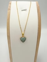 تعليقه القلب الأمازوني الكريم مع سلسال ذهبي .