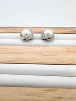 حلق من الفضه الإسترليني و اللؤلؤ الطبيعي شكل ورده