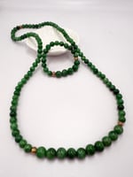 عقد حجر العقيق الأخضر الطبيعي .