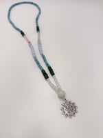 عقد الأحجار الطبيعيه المتنوعه الفاتحه .