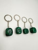 سلسله مفاتيح من حجر الملاكايت الكريم الطبيعي .