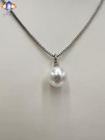 تعليقه اللؤلؤ الصناعي بالسلسال الفضى .