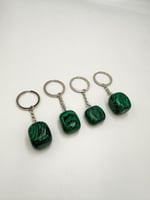 سلسله مفاتيح من حجر الملاكايت الكريم الطبيعي .