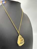 تعليقه حجر السيترين الطبيعي الخام مع سلسال ذهبي .