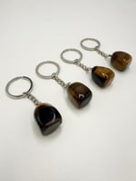 سلسله مفاتيح من حجر عين النمر الكريم الطبيعي .