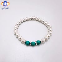 سوار اللؤلؤ الصدفي الطبيعي يتوسطها حبات حجر الفيرو...