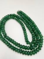 عقد حجر اليشب الأخضر المضلع الطبيعي .