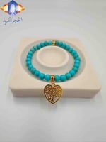 سوار حجر الفيروز الطبيعي مع تعليقة القلب الذهبية .