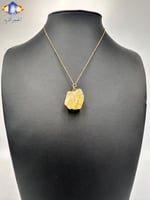 تعليقه حجر السيترين الطبيعي الخام مع سلسال ذهبي .