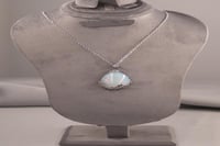 تعليقه حجر الأوبال الطبيعي الكريم.