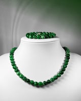 عقد حجر العقيق الزمردي الكريم الطبيعي .