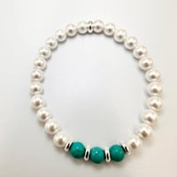 سوار اللؤلؤ الصدفي الطبيعي يتوسطها حبات حجر الفيرو...