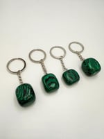 سلسله مفاتيح من حجر الملاكايت الكريم الطبيعي .