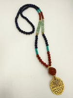 عقد الأحجار الطبيعيه المتنوعه الداكنه .