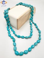 عقد من حجر الهولايت الأزرق الطبيعي .