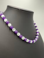 عقد حجر الجمشت وحجر القمر الأبيض الطبيعي .