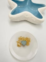 تعليقه القلب الأمازوني الكريم مع سلسال ذهبي .