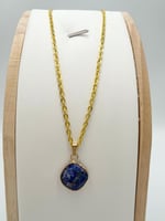 تعليقه حجر اللازورد الكريم مع سلسال ذهبي .