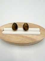 حلق من حجر عين النمر الأصفر الطبيعي الكريم .