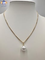 تعليقه اللؤلؤ الصناعي بالسلسال الذهبي .