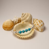 سوار اللؤلؤ الصدفي الطبيعي يتوسطها حبات حجر الفيرو...