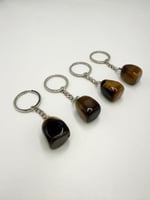 سلسله مفاتيح من حجر عين النمر الكريم الطبيعي .